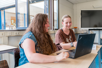 Entree Shirley Somimany & Marlou Fokken Drenthe College Iris Sijbom Fotografie 2023 IR108905