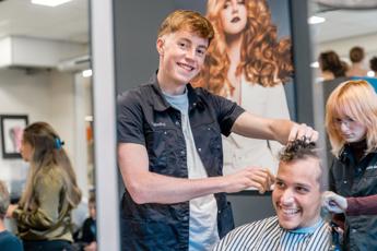 004 Haarstylist Salonmanager Heer Drenthe College Iris Sijbom Fotografie 2022 IR108793