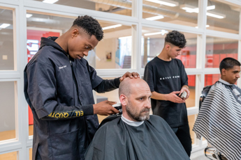 Haarstylist Heer Salonmanager Heer Student Muhammed Ndayisaba & Wail Balasini Student Muhammed Ndayisaba Drenthe College Iris Sijbom Fotografie 2023 IR106153